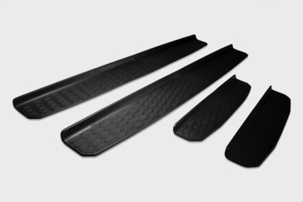 comfortable ride with its tight centre tread while the deep, aggressive sidewall lugs afford aggressive off-road performance