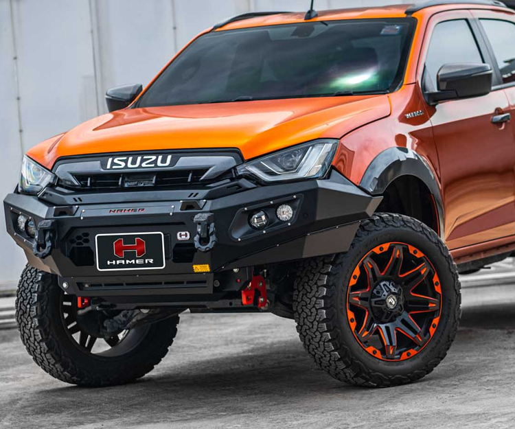 The Ranger and Amarok have nine airbags – front, side and knee airbags for both the driver and front passenger, plus a centre-front airbag between them and full-length curtain airbags across the front and rear compartments – while the HiLux has seven: dual front, side, full curtain and a driver’s knee airbag.