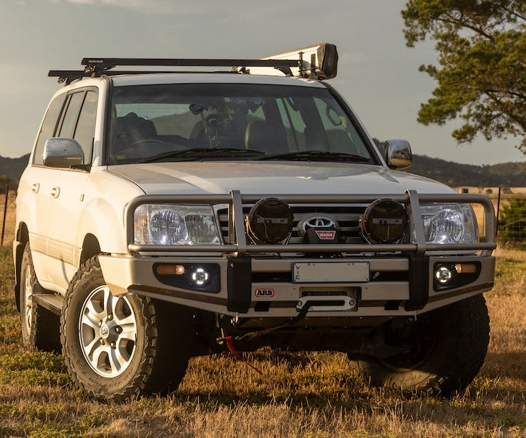 suite of eight airbags includes head-protecting side curtain airbags that cover all three seating rows, while there’s also a front central airbag that protects the driver and front passenger from head clashes.