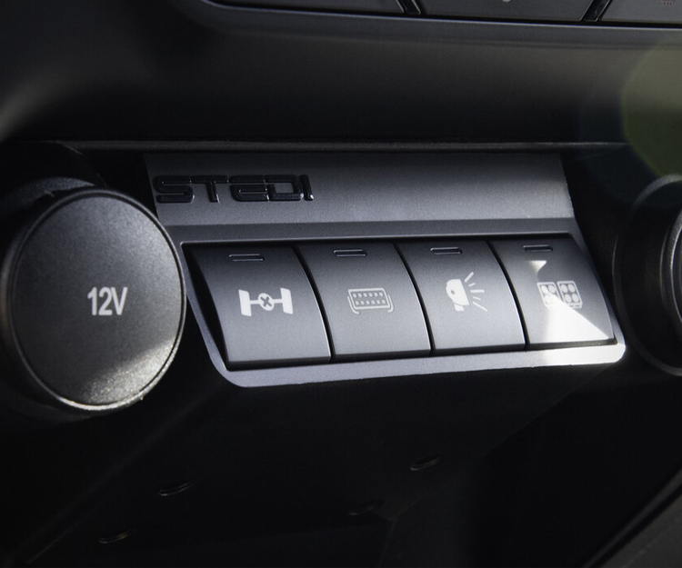 beastie is built in the traditional body-on-frame manner and features full-time 4x4 to help keep its inevitably lardy mass in check – full specifications are yet to be revealed – as well as make it as versatile as possible.